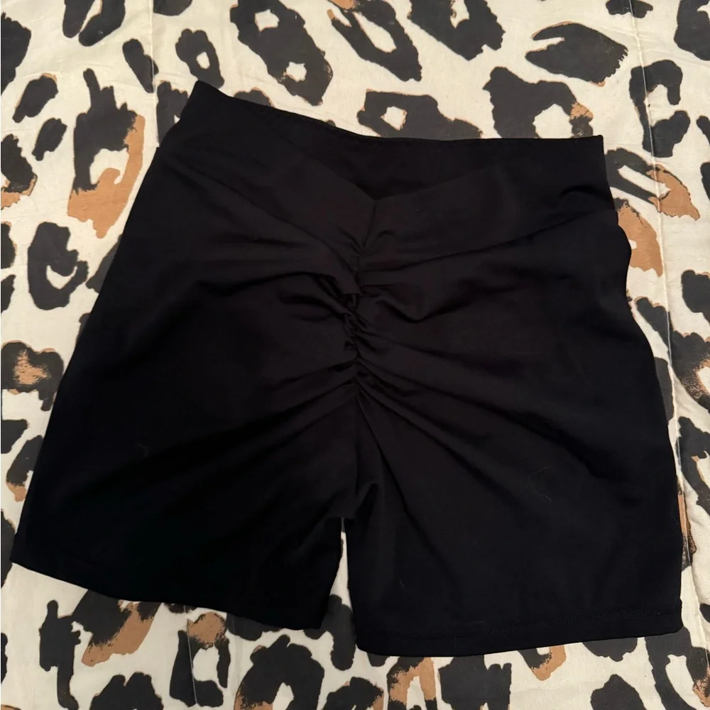 Workout shorts with scrunch - Picture 5 of 6